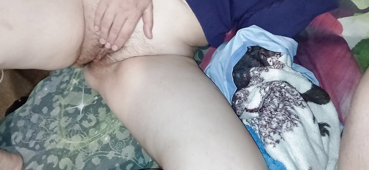 两个毛茸茸的阴户和一个穿着内裤的阴户在颤抖的高潮中啪