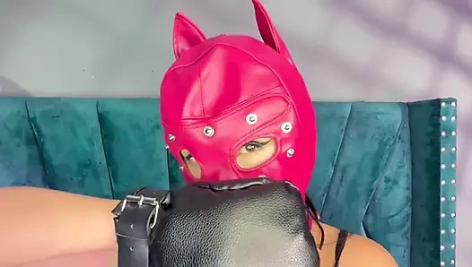 Gadis dengan masker lagi asik muasin memeknya pakai masker