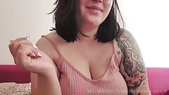 Vends-ta-culotte - सेक्सी बड़े स्तनों वाली डॉमीनेटरिक्स द्वारा विनम्र आदमी का अपमान