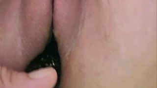 La casalinga annoiata si masturba con un piccolo dildo di cristallo