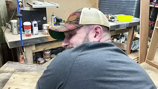Trabalhador de colarinho azul fode seu chefe no armazém