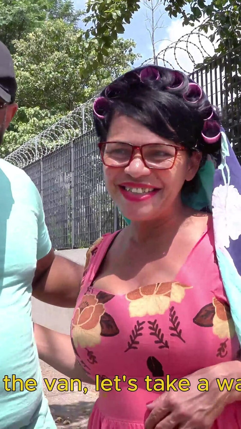 Une femme mature aux seins flasques se fait draguer pour se faire enculer brutalement