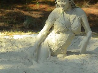 Девушка в бикини в грязи