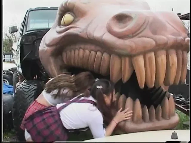 白人黑发女郎被夹在两个下流男人之间