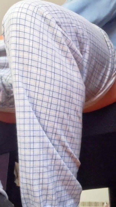 Hotsportfitboy drka ogroman kurac na stolici i stenje dok ne svrši | Isječak 1