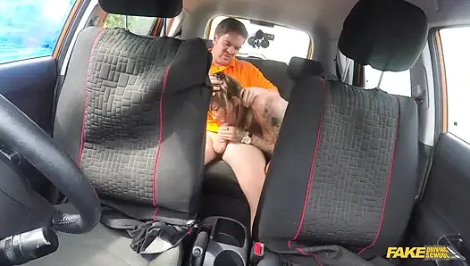 Fake driving college - schmutziger creampie und tiefe kehle blowjob-action