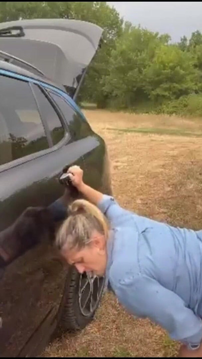 Trenutak koji morate vidjeti iz "Donosim ručak svom polubratu na selu i njegova žena želi moj kurac."