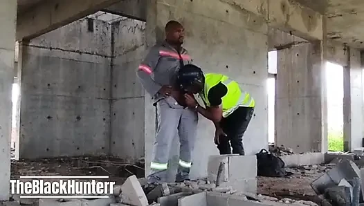 Tatil günü ve inşaatta çalışan işçiler