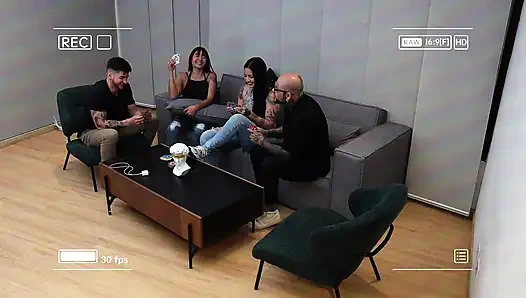 Что за! Я трахаю лучшую подругу моей сводной сестры через порванные джинсы, пока мы играем в один