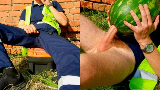 Hetero-Bauarbeiter hat auf einer Baustelle eine Wassermelone gefickt