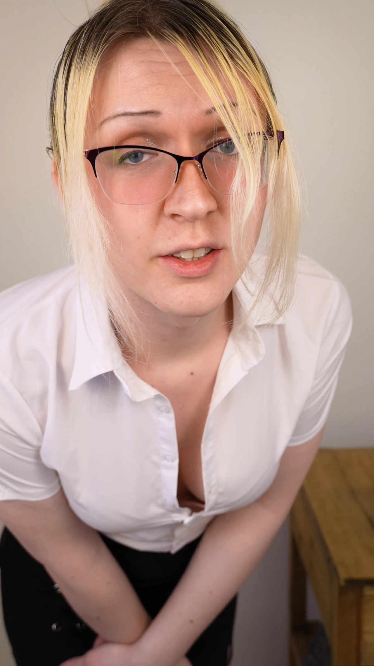 Seksi kütüphaneci seni susturmak için yarağını kullanıyor asmr