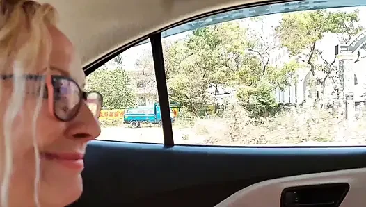 Olgun sarışın eş günlük seksin tadını çıkarıyor