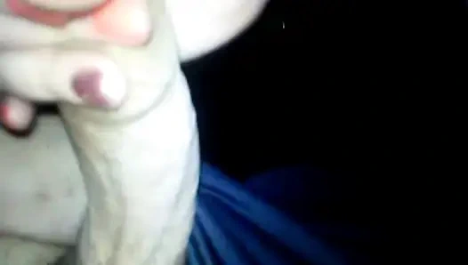 İşerken karım yarağımı tutuyor ve sonra sikişiyoruz