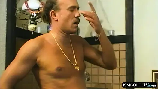 Blonde Verfuehrerin in leidenschaftlichem Ritt