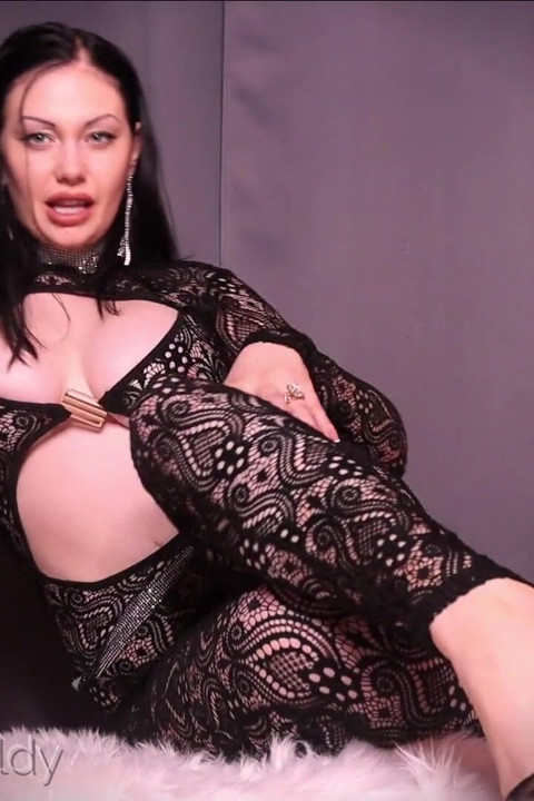 يمكنك التظاهر بحب النساء ، لكني أعرف الحقيقة عنك أعلم أنك اشتهت إلى زب