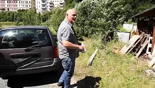 Penjual mobil yang bejat, dientot demi diskon!