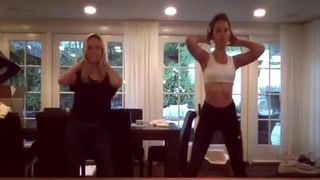Kate Beckinsale y una amiga rubia caliente bailan para `` todos &#39;&#39;