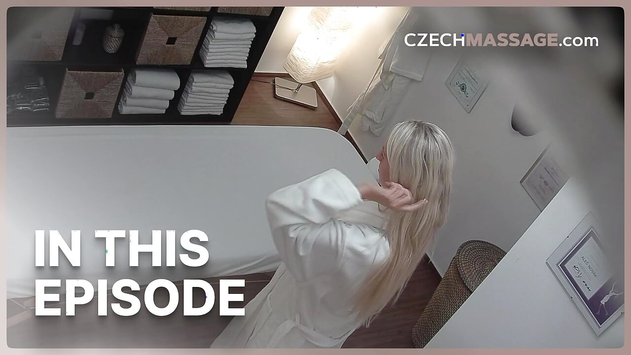 Geile blonde milf wordt geneukt tijdens massage (Tsjechische massage)