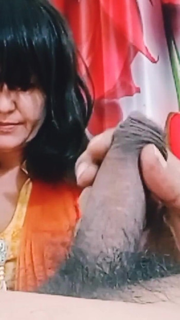 Detik ikonik dari "MILF amatur sedang ditonton semasa casting di sofa"