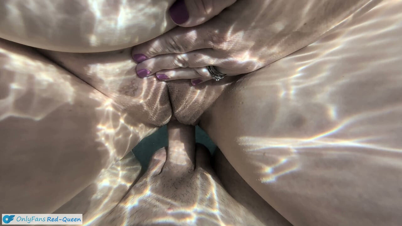 عدة قذفات داخلية تحت الماء فموية ومهبلية - سكس في جاكوزي خارجي مع زوجة حمراء الشعر ممتلئة هاوية