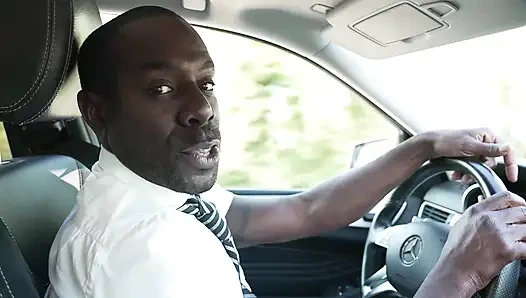 Zwei Männer haben einen Anhalter angefahren