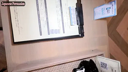 Badeanzug glänzt, hellhäute, schwarzhaarige schönheit in einem schlanken anzug zeigt eine mutige und markante Anziehungskraft