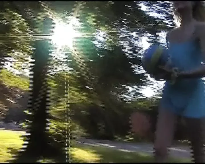 Csinos amatőr német tinik ugratják egymás pináját a parkban