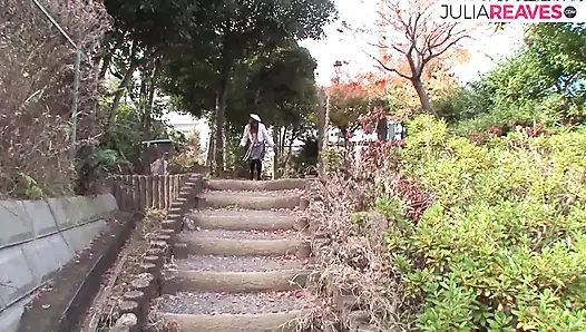 Cewek seksi nyepong kontol besar sampai masukin kontolnya ke dalam memeknya