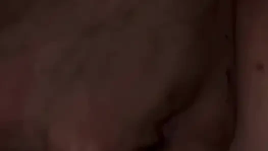 Милфа давай сыну лучшей подруге исследуем ее дыры в домашнем любительском видео.