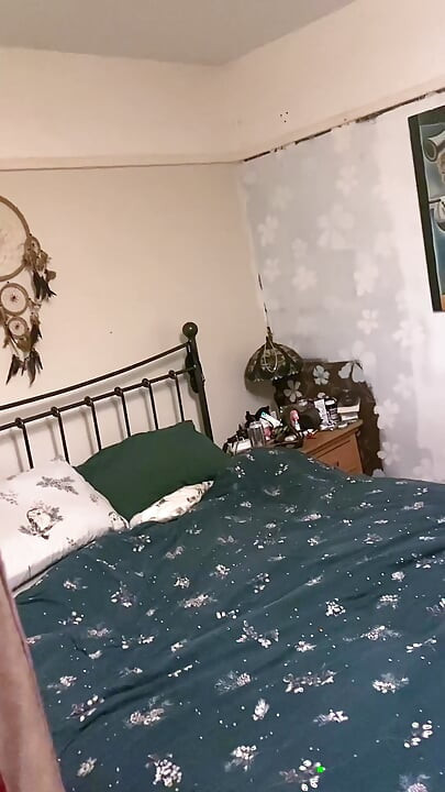 Une Jeune Stagiaire Regarde Un Peep Show À La Fenêtre