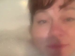 Menina nerd adora hora do banho e bolhas