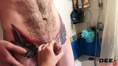 Збоченець з брудним татуюванням дрочить член у ванній під час миття