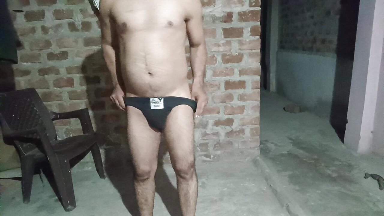 Pura nanga hokar workeout Karta Hun to mujhe achcha lagta hai