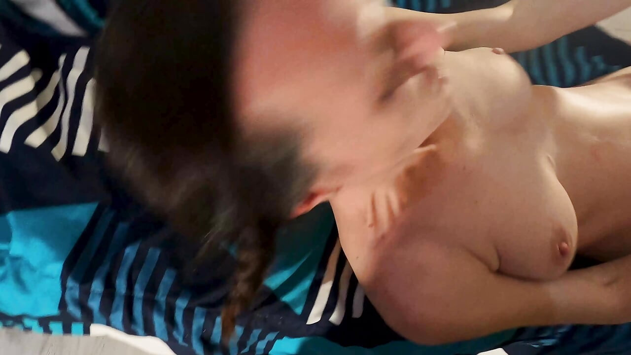 Seksi brineta nemarno pušenje s neurednim završetkom