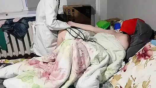 Seks threesome lesbian antara dua pasien dan seorang dokter