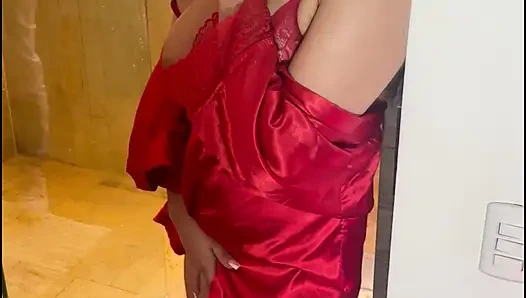 Reife schlampe verführt zierliche junge frau und fickt ihre enge muschi mit einem großen dildo, bis sie eine riesige ladung squirtet