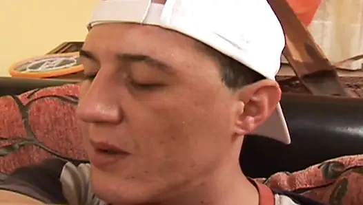 Грязная нимфа кричит, пока ее жестко долбят