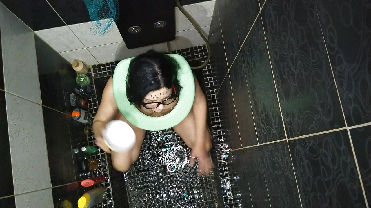 Sexi Wife Taking Enormous Load of Piss on Face