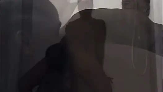 Memek hitam bercinta di kamar mandi setelah mencukur memek