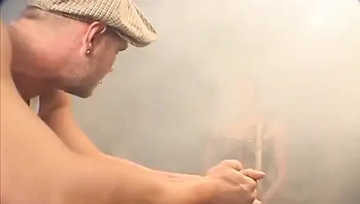 Entfesselte schlampe mit dicken möpsen und strumpfhosen wird geknallt