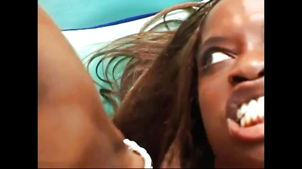 Чорна повія в сексуальних чорних чоботях має анальний трах утрьох