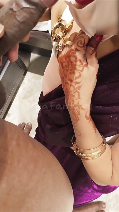 Riya en sari # 29 mamada toma gran polla dentro de la boca