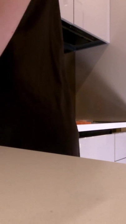 Quente sexy esposa morena de pernas longas em meias arrastão preta e vermelha com uma camisinha de cetim provoca na cozinha | Clipe 1