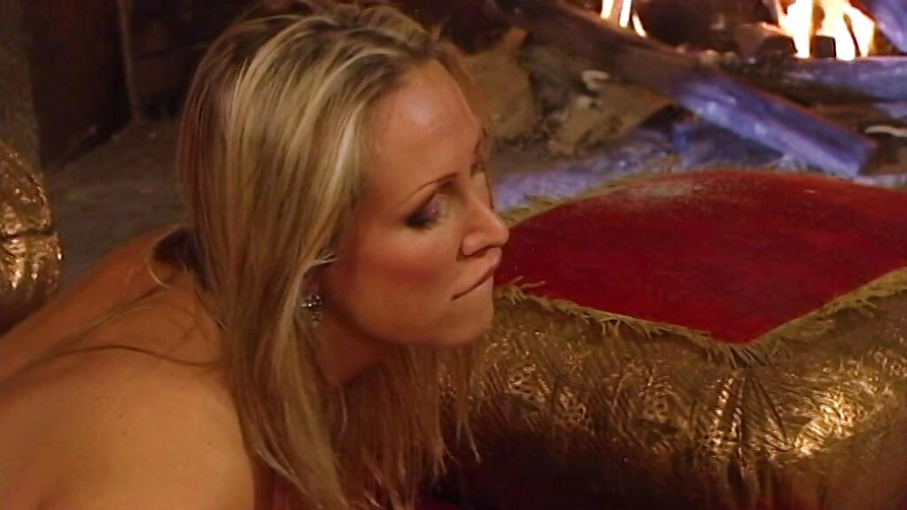 Sarışın Kızlar Göğüslerini Öpüyor Ve Yarağı Azdırıyor