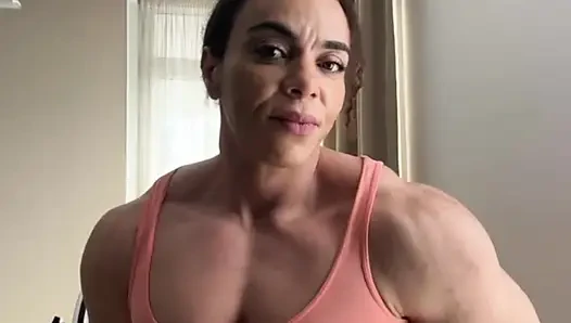 Brünette bodybuilderin ist wie eine maschine gebaut