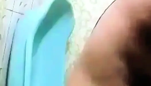 An Indian girl records her bathing nude MMS