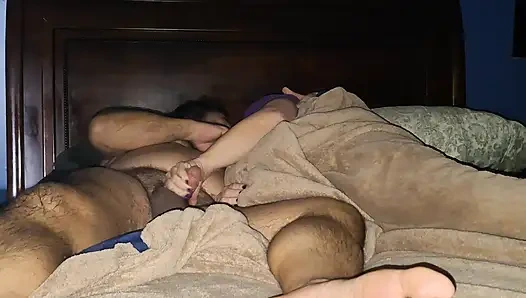 Reife freundin lutscht meinen schwanz, eier und arsch vor dem sex