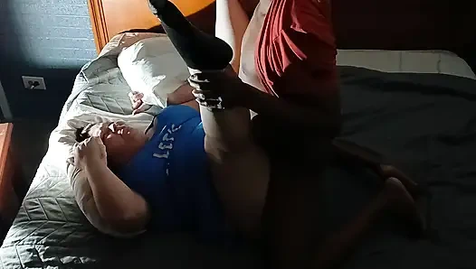 Белая девушка с большой шикарной задницей работает с большим хуем, сосет и скачет, какая грязная шлюшка получает эту сперму