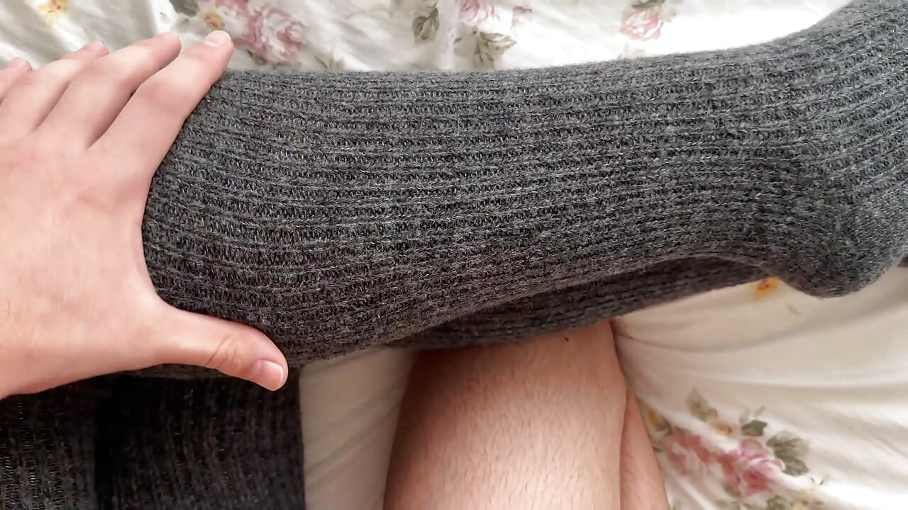 Meio-irmão fode sua meia-irmã sexy em meias longas - gozada interna matinal em primeiro plano