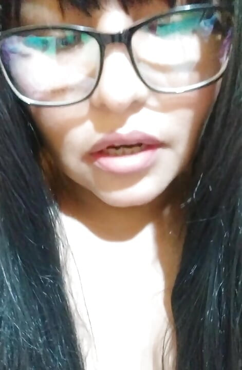 穿着红色丁字裤的大屁股女人渴望操一个男人, 他会射在她体内